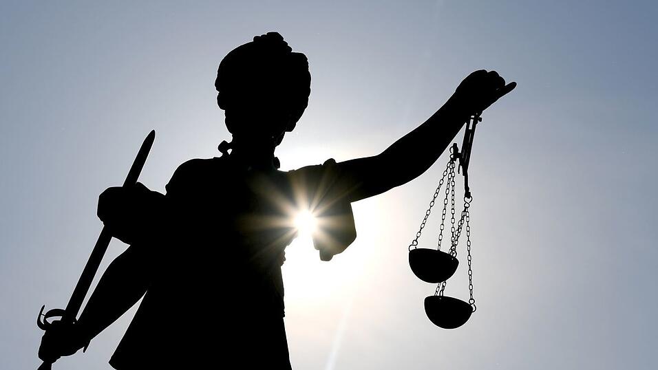 Ein von der Polizei in Deutschland als Gefährder eingestufter Syrer ist nach Behördenangaben freiwillig nach Syrien ausgereist und hat dafür 6.000 Euro erhalten. (Illustration) Ein von der Polizei in Deutschland als Gefährder eingestufter Syrer ist nach Behördenangaben freiwillig nach Syrien ausgereist und hat dafür 6.000 Euro erhalten. (Illustration)