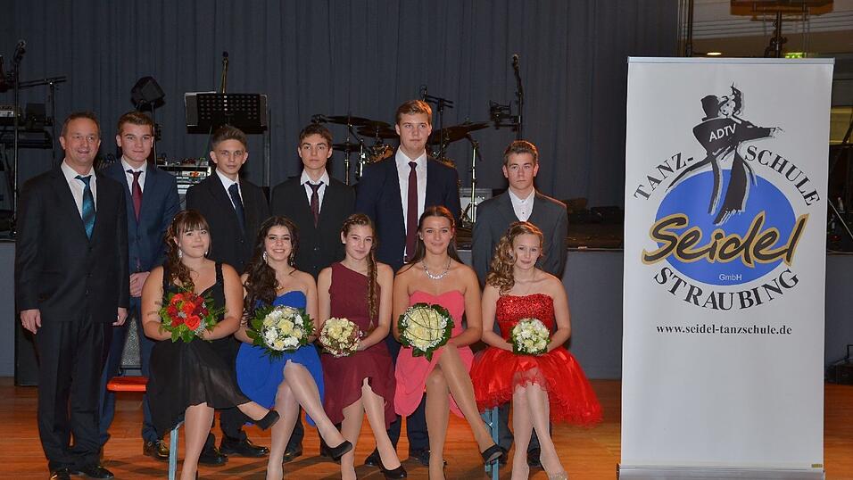 Die Bilder vom Abschlussball der Tanzschule Seidel in der Fraunhofer-Halle am 28. November. Die Bilder vom Abschlussball der Tanzschule Seidel in der Fraunhofer-Halle am 28. November.