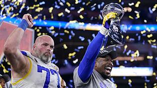 Die Los Angeles um Defense-Star Von Miller (r.) haben alles auf eine Karte gesetzt - und gewonnen.