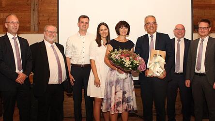 Aufsichtsräte Andreas Voit (v. l.) und Georg Bauer, Sohn Thomas und Tochter Christina, Ehefrau Martina, Wilfried Pex und die Vorstände Franz-Xaver Kuttenhofer und Tobias Schlag bei der Verabschiedung