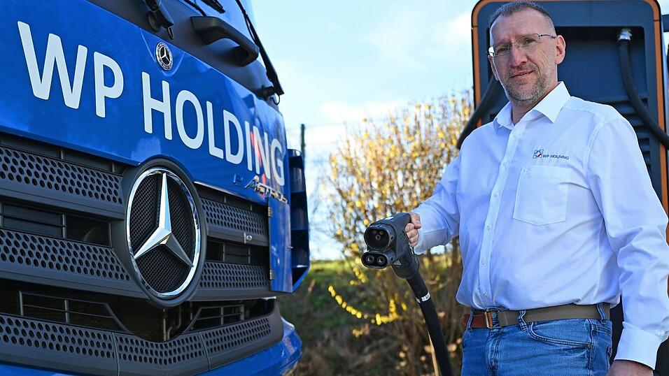 Mike Henniger leitet den Fuhrpark der WP Spedition in Zwickau. Seit einigen Jahren setzt er auch auf Elektro-Lkw. Geladen werden die Akkus vorrangig auf dem eigenen Firmengelände. Mike Henniger leitet den Fuhrpark der WP Spedition in Zwickau. Seit einigen Jahren setzt er auch auf Elektro-Lkw. Geladen werden die Akkus vorrangig auf dem eigenen Firmengelände.