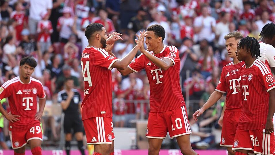 Ismael Saibari (l) bejubelt das 3:1 mit Torschütze Jamal Musiala. Ismael Saibari (l) bejubelt das 3:1 mit Torschütze Jamal Musiala.
