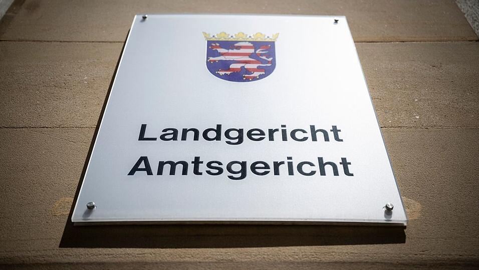 Vor dem Landgericht Frankfurt sollte die Schadenersatzklage eines ehemaligen Deutsche-Bank-Mitarbeiters in dieser Woche verhandelt werden. Nun hat der Kl&auml;ger seine Klage zur&uuml;ckgezogen. (Symbolbild)