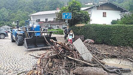 Nach dem heftigen Starkregen helfen auch die Deggendorfer THWler, die Sch&auml;den im Berchtesgadener Land zu beseitigen.