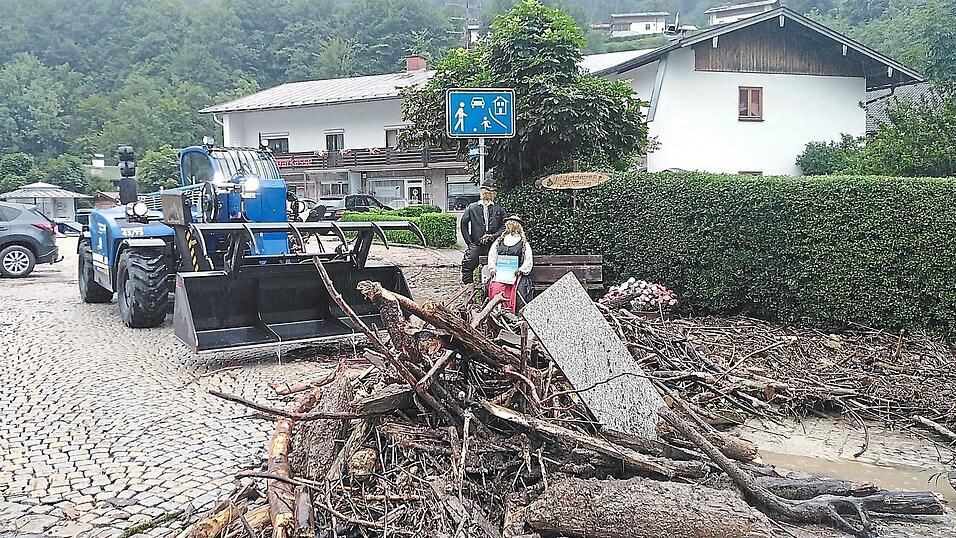 Nach dem heftigen Starkregen helfen auch die Deggendorfer THWler, die Schäden im Berchtesgadener Land zu beseitigen. Nach dem heftigen Starkregen helfen auch die Deggendorfer THWler, die Schäden im Berchtesgadener Land zu beseitigen.