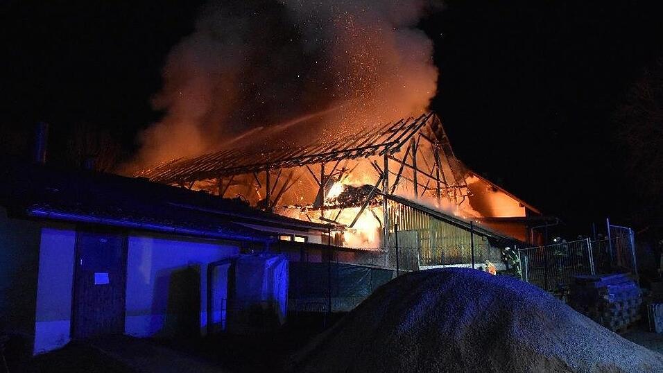 Bei einem Brand auf einem Bauernhof im Landkreis Deggendorf kamen mehrere Rinder ums Leben.