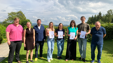 Verleger Prof. Dr. Martin Balle (v.r.) mit den vier ausgezeichneten Volontären, Simon Rothfischer, Laura Mies, Daria Hageneder und Lea Griesbeck, und der Jury, Uli Karg, Miriam Graf und Daniel Haslsteiner.
