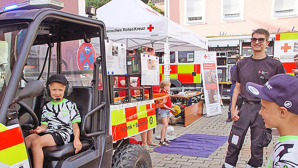 Die Kinder genossen es, sich einmal in das Quad des Bayerischen Roten Kreuzes hineinzusetzen.