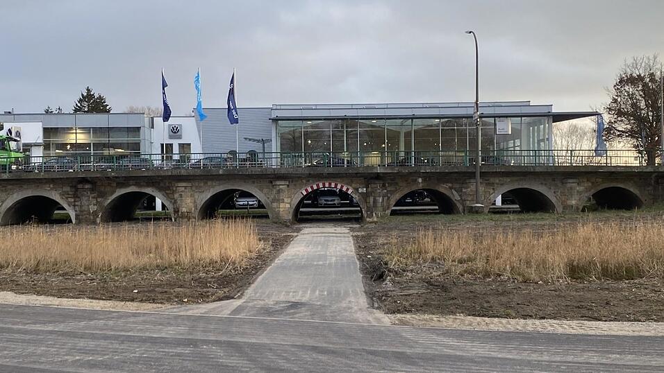 Im Fr&uuml;hjahr 2026 soll die Br&uuml;cke abgerissen werden - und schon Ende Dezember soll der Verkehr &uuml;ber den Neubau flie&szlig;en.