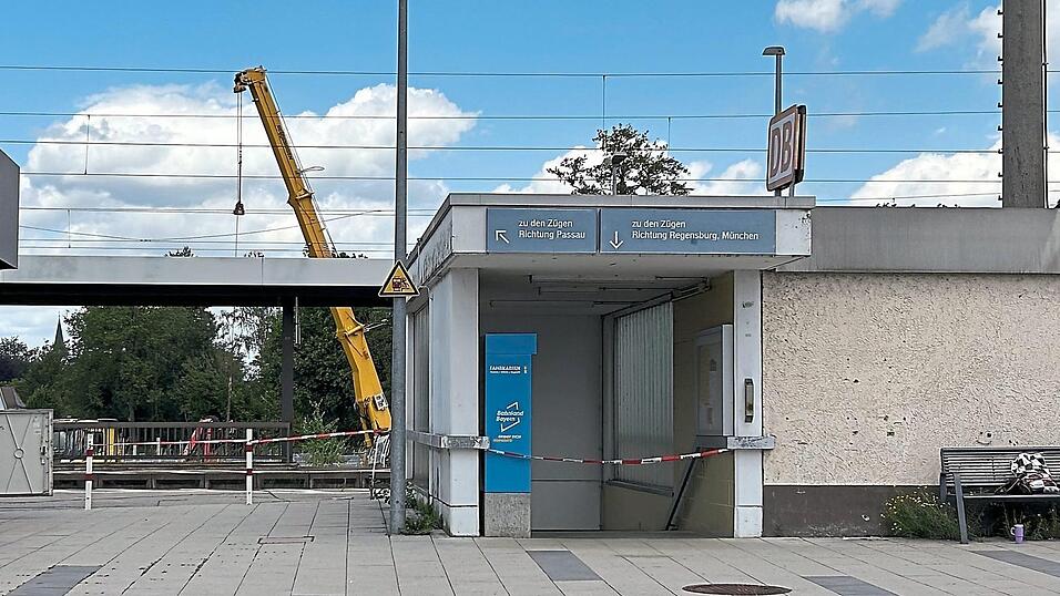 Die umfangreichen Umbaumaßnahmen am Osterhofener Bahnhof haben begonnen. Es entsteht eine moderne barrierefreie Verkehrsstation. Die umfangreichen Umbaumaßnahmen am Osterhofener Bahnhof haben begonnen. Es entsteht eine moderne barrierefreie Verkehrsstation.