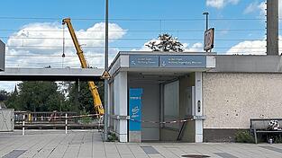 Die umfangreichen Umbaumaßnahmen am Osterhofener Bahnhof haben begonnen. Es entsteht eine moderne barrierefreie Verkehrsstation. Die umfangreichen Umbaumaßnahmen am Osterhofener Bahnhof haben begonnen. Es entsteht eine moderne barrierefreie Verkehrsstation.