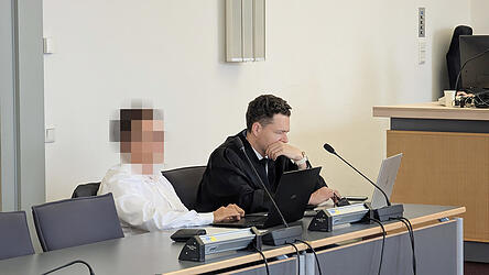 Der Gründer der Handwerker Engel (l.), hier zusammen mit Verteidiger Alexander Utschitel, setzt weiter auf Freispruch. Der Gründer der Handwerker Engel (l.), hier zusammen mit Verteidiger Alexander Utschitel, setzt weiter auf Freispruch.