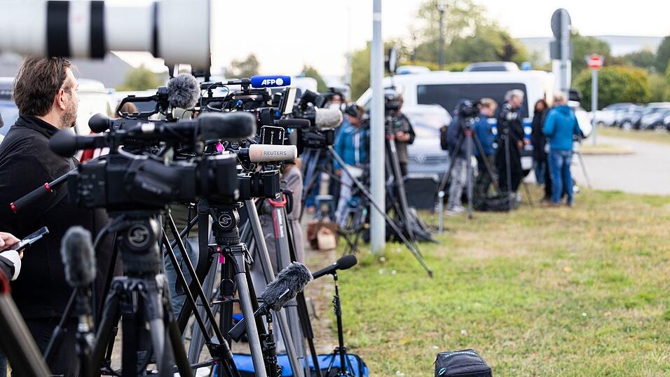 Vor Ort sind viele Medienvertreter.