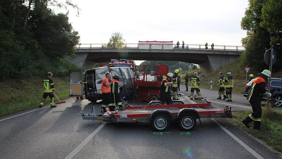 Der Autofahrer war offenbar mit einem Heizöl-Lkw zusammengestoßen und dann auf die Gegenfahrbahn geraten. Der Autofahrer war offenbar mit einem Heizöl-Lkw zusammengestoßen und dann auf die Gegenfahrbahn geraten.