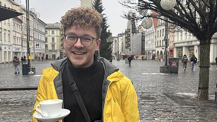 Wenn Marvin Kliem in Straubing ist, holt er sich drei Mal am Tag einen Espresso - mal einfach, mal doppelt - vom Kaffeestand am Ludwigsplatz, beim Termin mit unserer Mediengruppe einen Cappuccino. 'Hier kommen die Leute zusammen, ich kann viel für meine Arbeit mitnehmen', sagt er.