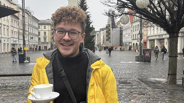 Wenn Marvin Kliem in Straubing ist, holt er sich drei Mal am Tag einen Espresso - mal einfach, mal doppelt - vom Kaffeestand am Ludwigsplatz, beim Termin mit unserer Mediengruppe einen Cappuccino. 'Hier kommen die Leute zusammen, ich kann viel für meine Arbeit mitnehmen', sagt er.
