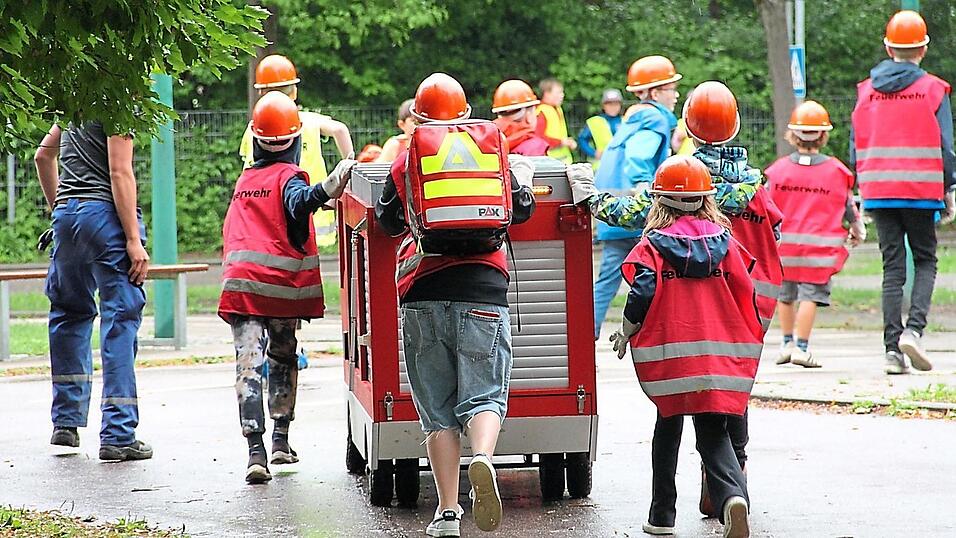 Auch Feuerwehreins&auml;tze werden in Mini-Regensburg von den Kindern gefahren.