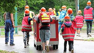 Auch Feuerwehreinsätze werden in Mini-Regensburg von den Kindern gefahren.