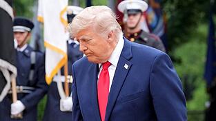Eine Lagebesprechung im Wei&szlig;en Haus endete Berichten zufolge ohne eine Entscheidung von Trump.