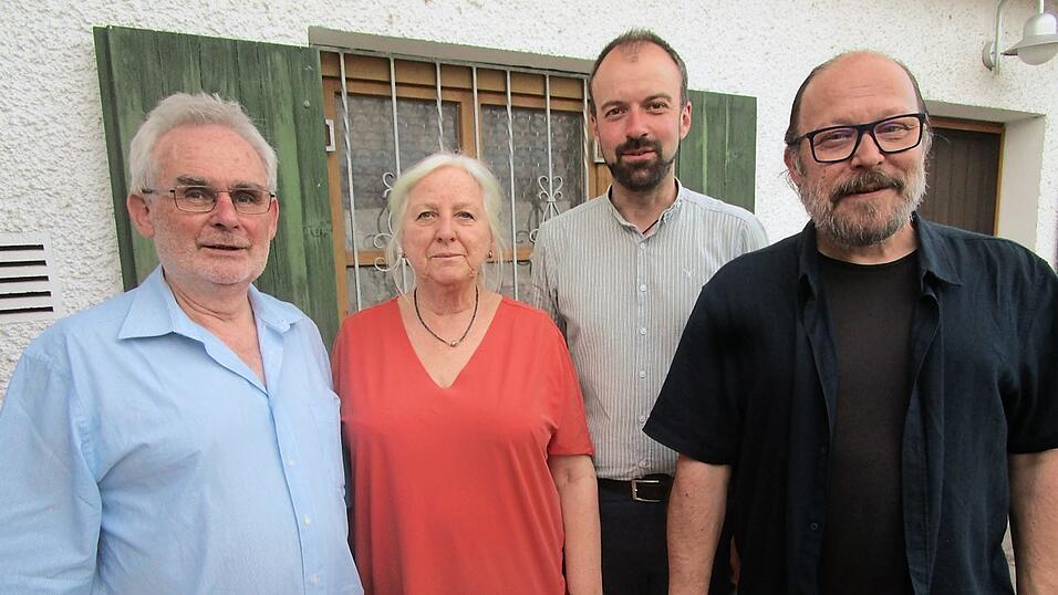Hans Seidl, Bernhard Zirngibl und Bürgermeister Sebastian Stanglmaier mit der neugewählten Schriftführerin Johanna Fischer. Hans Seidl, Bernhard Zirngibl und Bürgermeister Sebastian Stanglmaier mit der neugewählten Schriftführerin Johanna Fischer.