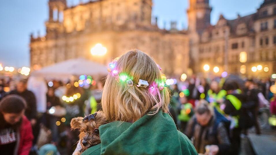 Dieses Mal war der Spaziergang ein Lichter- und Laternenlauf, weshalb einige Teilnehmer mit Lichterketten geschmückt waren. Dieses Mal war der Spaziergang ein Lichter- und Laternenlauf, weshalb einige Teilnehmer mit Lichterketten geschmückt waren.