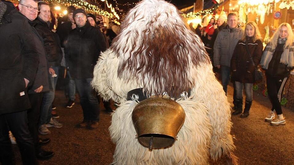 Die Perchtengruppe 'Frisinger Fratz'n' trat am Mittwochabend auf dem Landshuter Christkindlmarkt auf. Die Perchtengruppe 'Frisinger Fratz'n' trat am Mittwochabend auf dem Landshuter Christkindlmarkt auf.