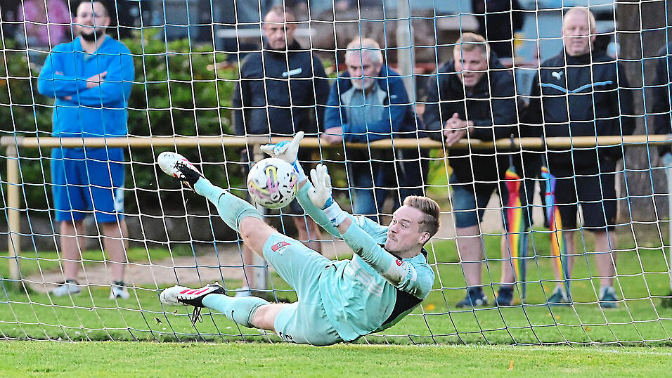Die beiden von Sebastian Maier gehaltenen Versuche im Elfmeterschießen gegen Schwandorf-Ettmannsdorf gehörten - neben dem Weiterkommen in dem Wettbewerb - zu den wenigen positiven Aspekten des Pokalabends am Dienstag für die SpVgg Hankofen. Die beiden von Sebastian Maier gehaltenen Versuche im Elfmeterschießen gegen Schwandorf-Ettmannsdorf gehörten - neben dem Weiterkommen in dem Wettbewerb - zu den wenigen positiven Aspekten des Pokalabends am Dienstag für die SpVgg Hankofen.