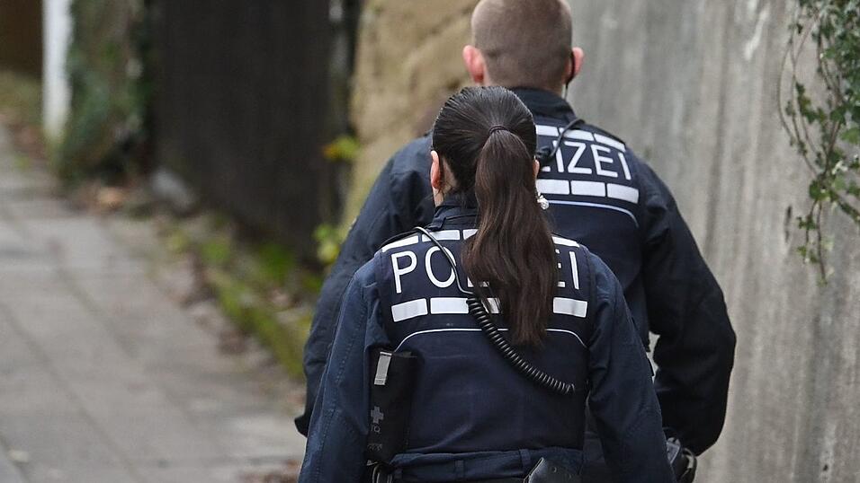 Die Räuber stahlen laut Polizei Bargeld und Schmuck im Wert von mehreren Hunderttausend Euro und flüchteten unerkannt. Die Räuber stahlen laut Polizei Bargeld und Schmuck im Wert von mehreren Hunderttausend Euro und flüchteten unerkannt.