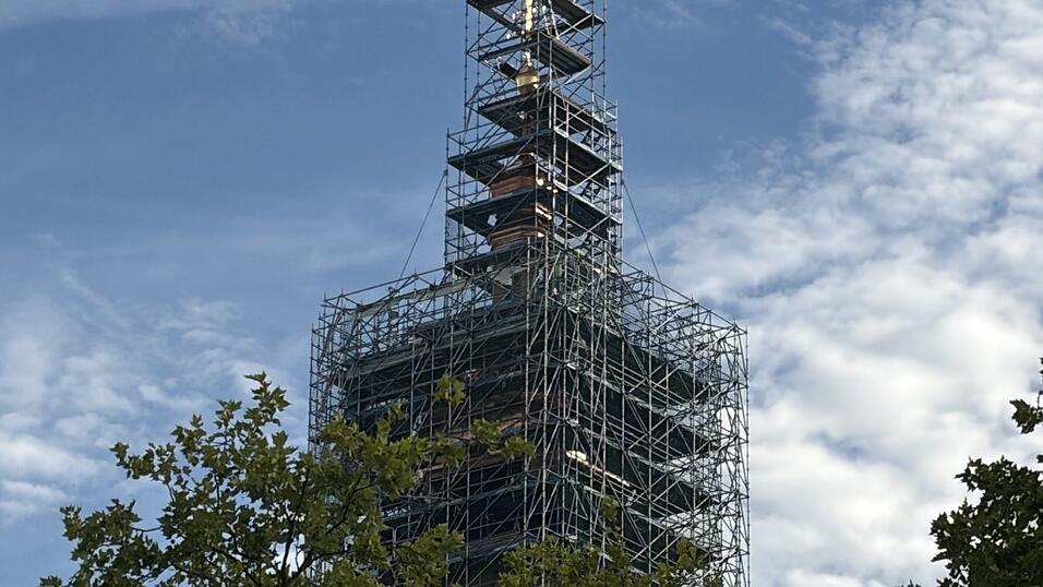 Noch vom Gerüst verdeckt, kann man das goldene Turmkreuz erkennen. Noch vom Gerüst verdeckt, kann man das goldene Turmkreuz erkennen.