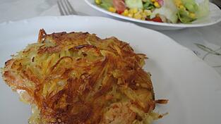 Zusammen mit einem bunten Salat schmeckt das Schnitzel am besten.