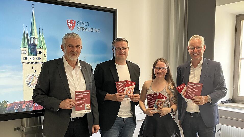 Die Verfahrenslotsen Carina K&ouml;nig und Christian Schmitt (2.v.l.) wurden von Markus Wimmer (links), Leiter des Amts f&uuml;r soziale Dienste, und OB Markus Pannermayr (rechts) offiziell vorgestellt.