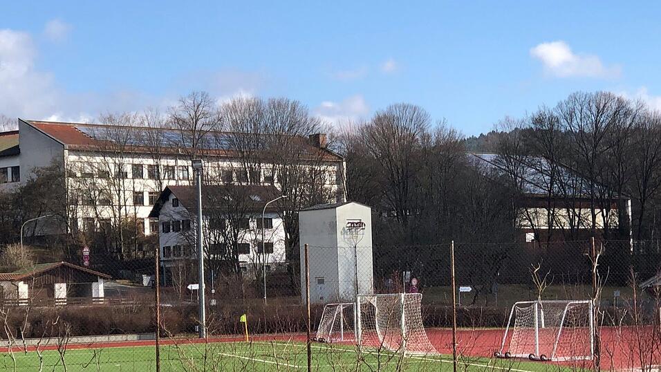 Die Solaranlage auf den D&auml;chern der Realschule Bad K&ouml;tzting produzierte in den vergangenen 20 Jahren rund 1,5 Millionen Kilowatt Strom und sparte damit zirka 1 000 Tonnen Kohlendioxid ein.