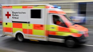 Der Rettungsdienst bringt die Frau in ein Krankenhaus. (Symbolbild) Der Rettungsdienst bringt die Frau in ein Krankenhaus. (Symbolbild)