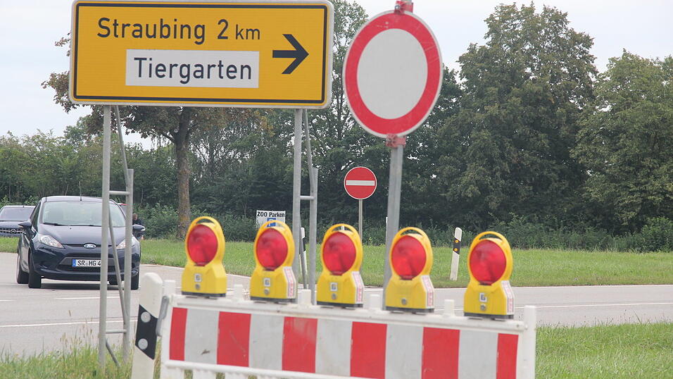 Die südliche Auf- und Abfahrt zur B 8 beim Tiergarten ist seit gestern für den Verkehr komplett gesperrt. Der gesamte Ast wird neu gestaltet. Die überbreiten Straßen werden etwas verschmälert und dadurch Platz für beidseitige Geh- und Radwege geschaffen. Die südliche Auf- und Abfahrt zur B 8 beim Tiergarten ist seit gestern für den Verkehr komplett gesperrt. Der gesamte Ast wird neu gestaltet. Die überbreiten Straßen werden etwas verschmälert und dadurch Platz für beidseitige Geh- und Radwege geschaffen.