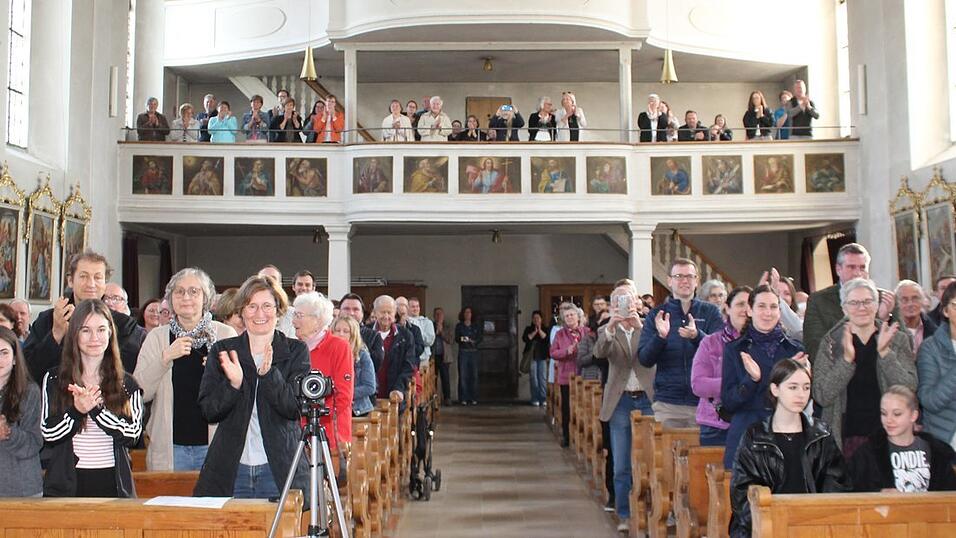 Die begeisterte Besucher mit Pfarradministrator Jis Mangaly (l.) in der Kirche.