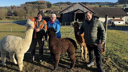 Tobias und Simone Kilger mit Planer Christopher Dietl (r.)