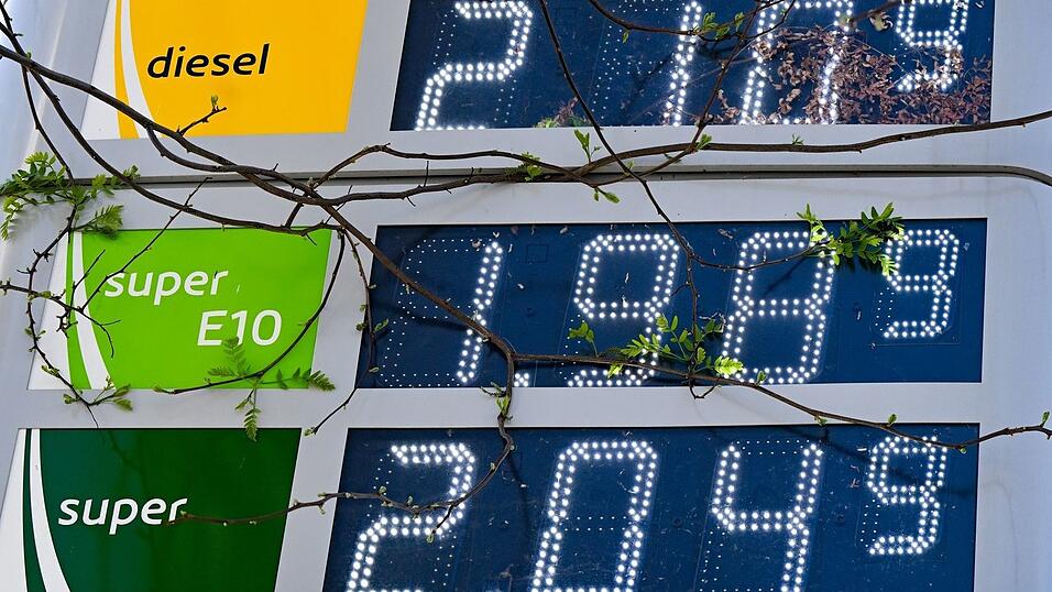 Am Vormittag ist Sprit deutlich billiger als am Nachmittag - E10 gibt es dann teilweise f&uuml;r weniger als 2 Euro. (Archivbild)