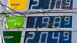 Am Vormittag ist Sprit deutlich billiger als am Nachmittag - E10 gibt es dann teilweise f&uuml;r weniger als 2 Euro. (Archivbild)