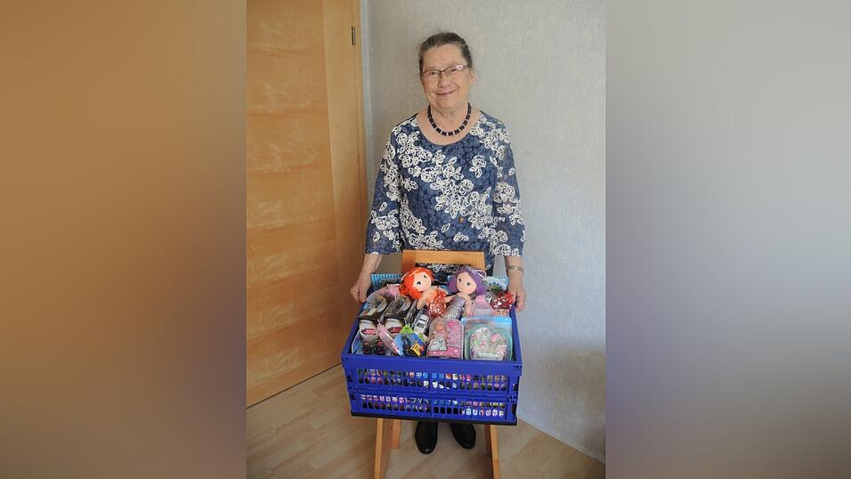Irmgard Bräu mit einer 'Tapferkeitskiste'