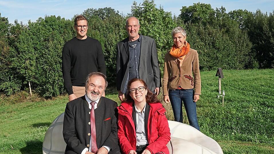 &Uuml;bergaben die neue Sitzgelegenheit am Landshuter H&ouml;henwanderweg bei Berghofen ihrer Bestimmung: Hinten von links, Michael Mayr, Martin K&ouml;ver und Eva Brunner, vorne B&uuml;rgermeister Andreas Held und Dr. Veronika M&auml;rkl.