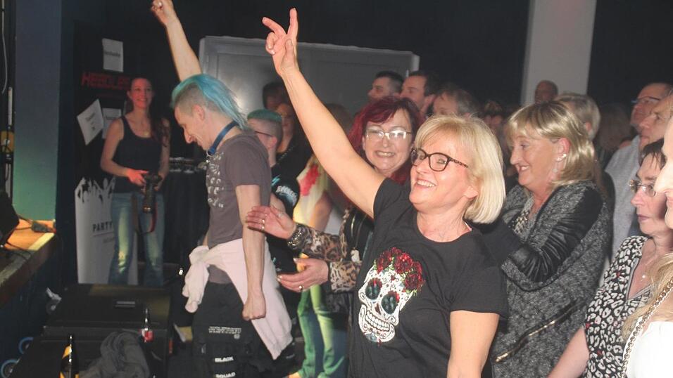 Die Band Headless begeisterte am Samstagabend die Besucher in der Alten Kaserne. Die Band Headless begeisterte am Samstagabend die Besucher in der Alten Kaserne.