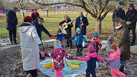 Gemeinsam mit den Kindern wurde Eröffnung gefeiert.