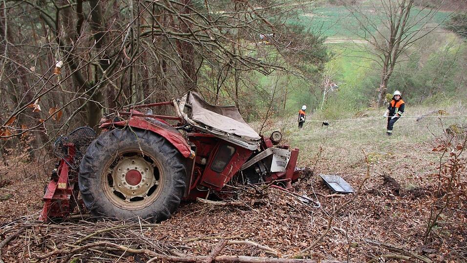 Der 45-jährige Fahrer eines Traktors kam bei Holzfällarbeiten ums Leben. Der 45-jährige Fahrer eines Traktors kam bei Holzfällarbeiten ums Leben.