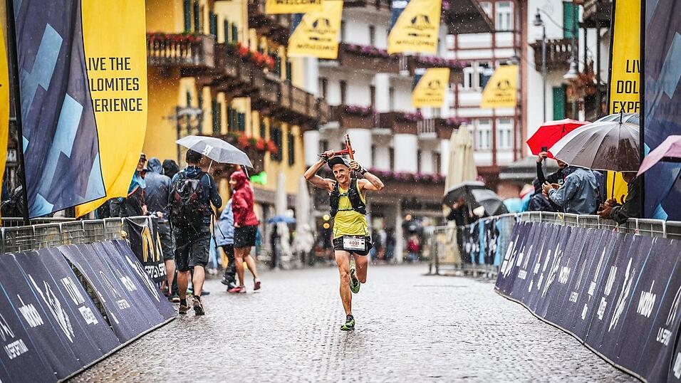 Zieleinlauf beim Lavaredo Ultra Trail in S&uuml;dtirol.