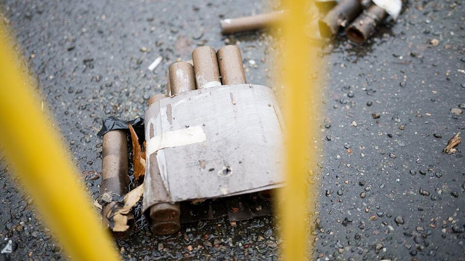 Durch den Heckenbrand entstand etwa 20.000 Euro Schaden. (Symbolbild) Durch den Heckenbrand entstand etwa 20.000 Euro Schaden. (Symbolbild)