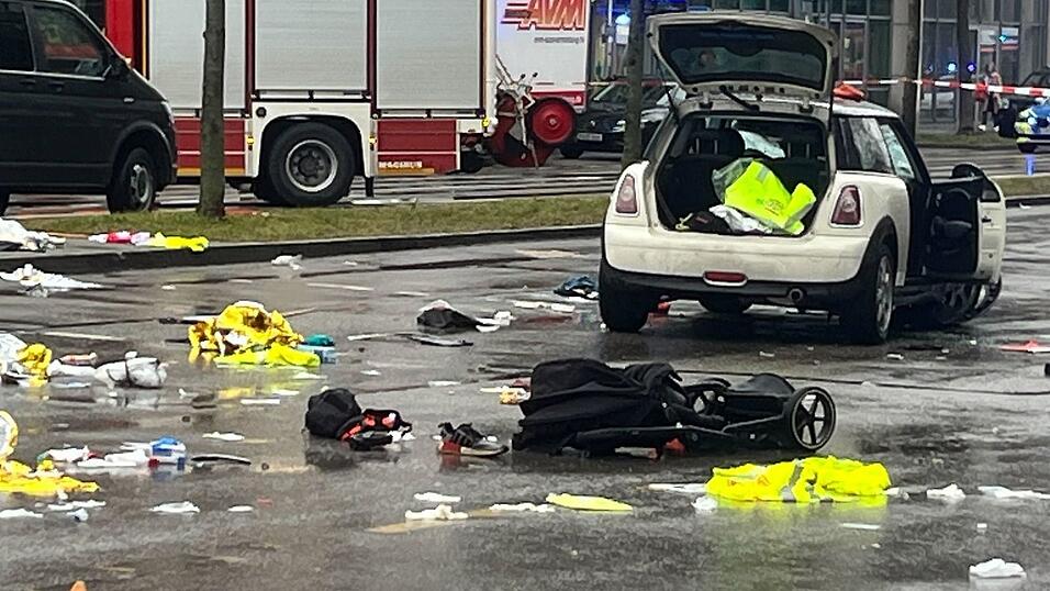 Ein Kinderwagen liegt nach dem Anschlag auf der Stra&szlig;e, ein zweij&auml;hriges Kind starb. (Archivbild)