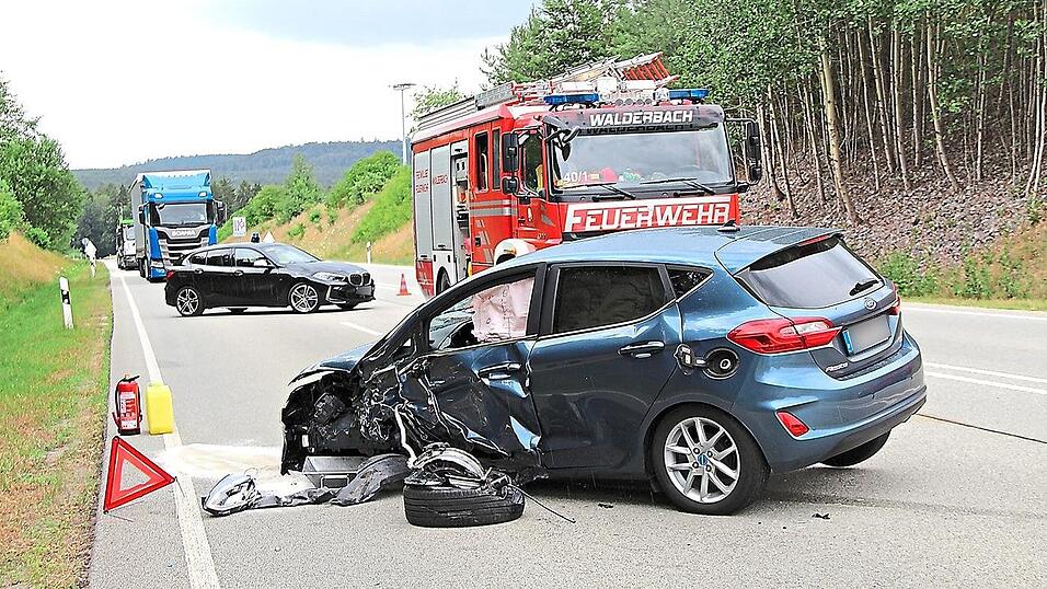 Stark beschädigt: der Ford der Unfallverursacherin. Stark beschädigt: der Ford der Unfallverursacherin.