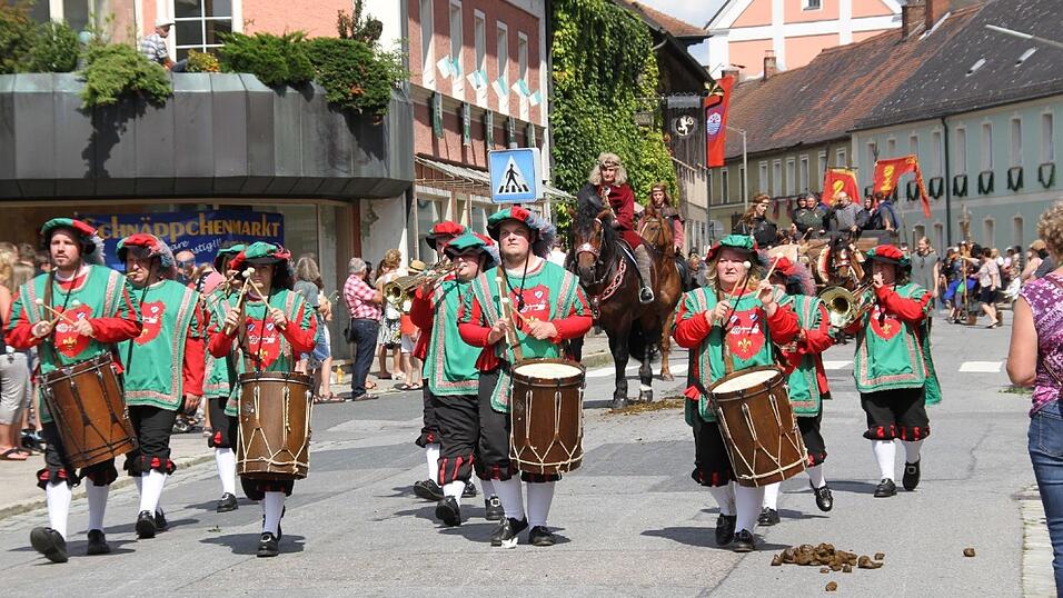 Die schönsten Augenblicke des historischen Drachenstich-Festzuges 2016. Die schönsten Augenblicke des historischen Drachenstich-Festzuges 2016.
