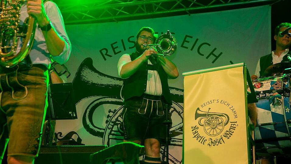 Am Dienstag spielte der Menzl im Festzelt Weckmann auf. Diese Blasmusikfreunde waren mit dabei.