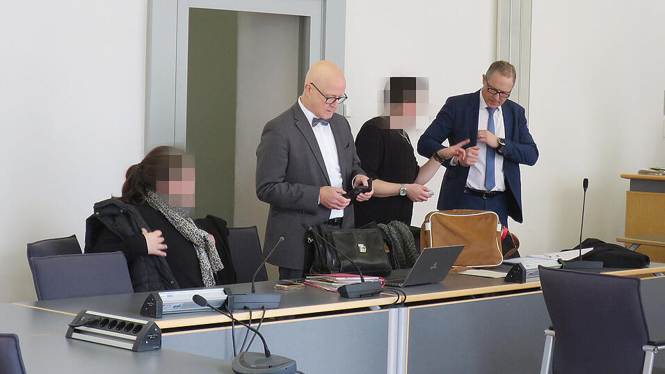 Der 30-jährige Donaustaufer und seine 54-jährige Mutter, die wegen Vergewaltigung und Erpressung angeklagt waren, wurden in allen Punkten freigesprochen. Das mutmaßliche Opfer verstrickte sich bei seiner Aussage in nicht zu erklärende Widersprüche. Jedoch saß der Hauptangeklagte acht Monate zu Unrecht in Haft. Der 30-jährige Donaustaufer und seine 54-jährige Mutter, die wegen Vergewaltigung und Erpressung angeklagt waren, wurden in allen Punkten freigesprochen. Das mutmaßliche Opfer verstrickte sich bei seiner Aussage in nicht zu erklärende Widersprüche. Jedoch saß der Hauptangeklagte acht Monate zu Unrecht in Haft.